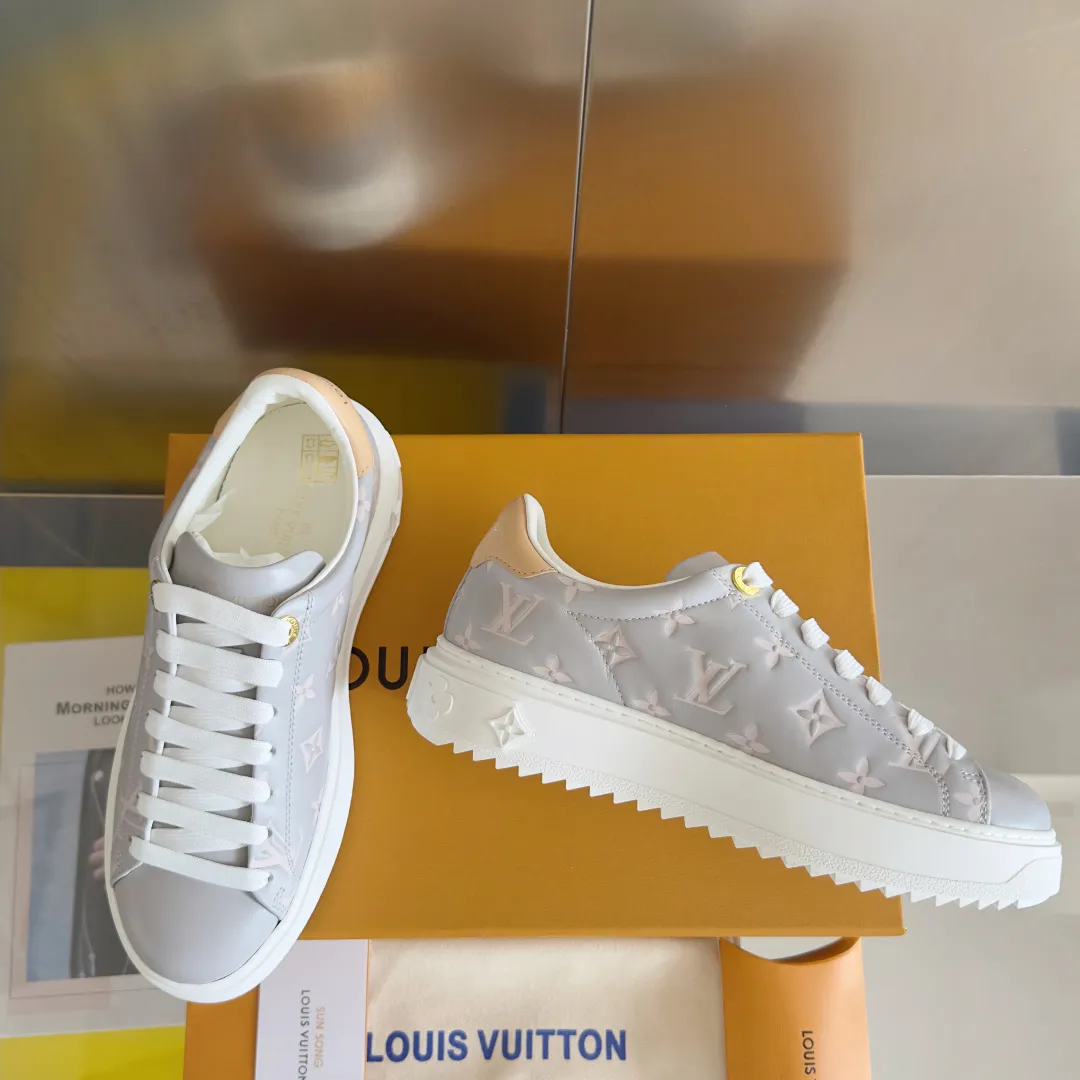 👟👟Ex-factory price 740👟👟 Top version LV Louis Vuitton L House Donkey Brand Stadium Series Casual Sports Shoes White Shoes Dexun Shoes Original purchase, development and production LV Stadium sports shoes are soft cow leather partially embossed with Monogram patterns, reproducing the retro design trend. Monogram canvas trim and toe perforations bring together exquisite details, the tongue is decorated with LV letter label, and the outsole depicts the Louis Vuitton logo. Exquisitely packaged at the delivery counter🛍📦 ▪️ Fabric: Original imported first-layer cowhide ▪️ Lining: Original imported soft sheepskin lining ▪️ Sole: Original open-molded non-slip rubber outsole ▪️ Bottom thickness: 3CM ▪️ Size: Women's 35-41
